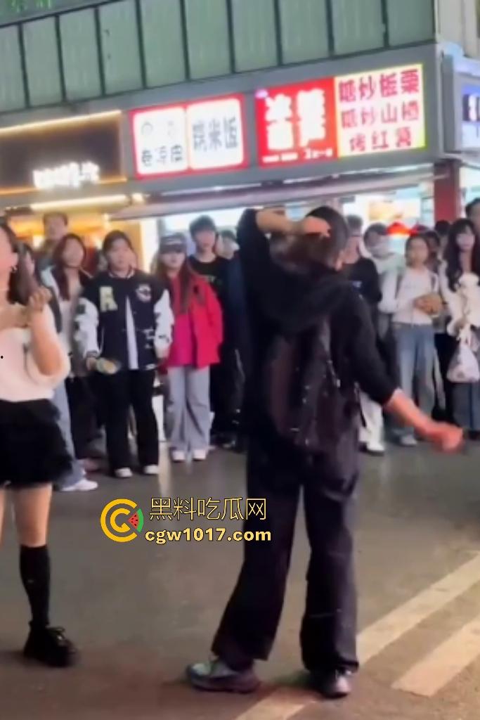 湖南大学城章鱼小丸子事件，两女子因出餐慢怒砸摊位，推倒七旬奶奶致脑梗，摊主儿子哭诉怒喷“泼妇蛮横”！-1