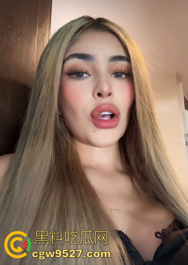 墨西哥巨乳渣女网红遭枪杀，身材性感丰乳肥臀，直播时被人开枪射杀，一枪头部一枪腹部，现场无码视频流出！-4