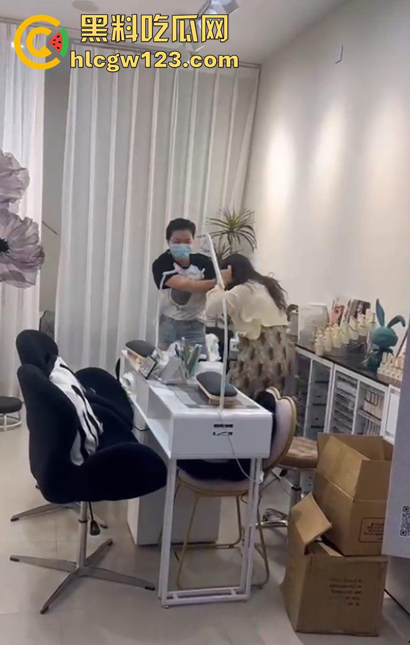 低胸妆小三在美甲店，被情夫正室手撕暴揍，这小三骚得像夜店头牌，吊带当场被扯烂太刺激了！-1
