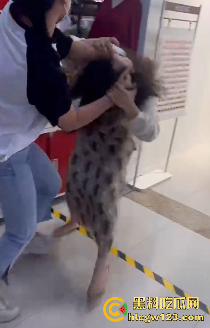 低胸妆小三在美甲店，被情夫正室手撕暴揍，这小三骚得像夜店头牌，吊带当场被扯烂太刺激了！-3