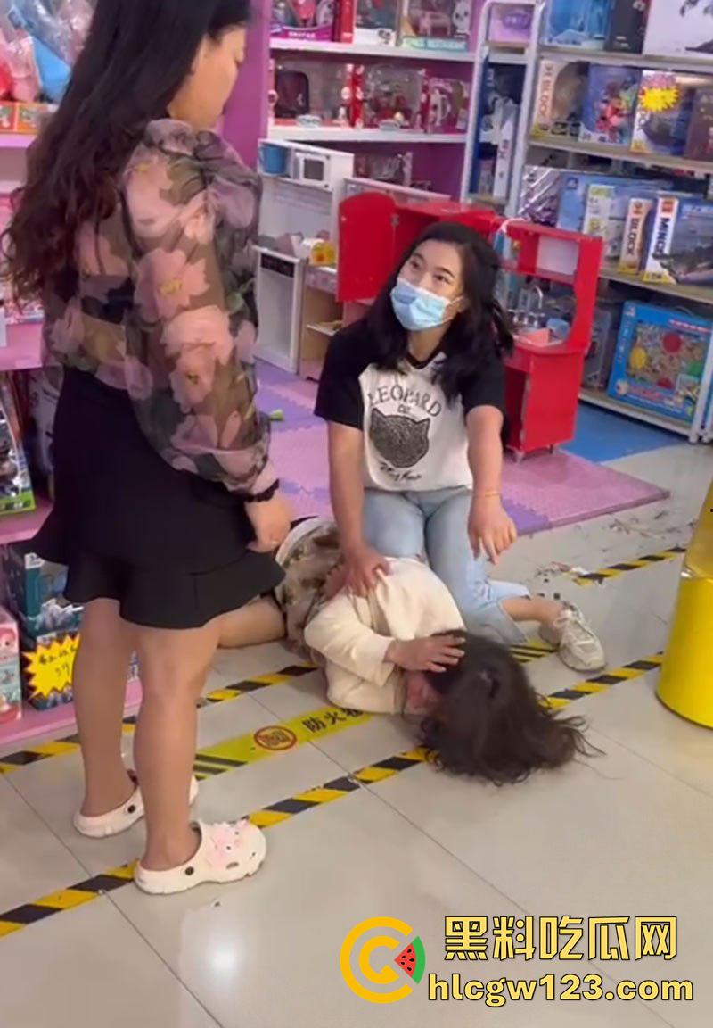 低胸妆小三在美甲店，被情夫正室手撕暴揍，这小三骚得像夜店头牌，吊带当场被扯烂太刺激了！-5