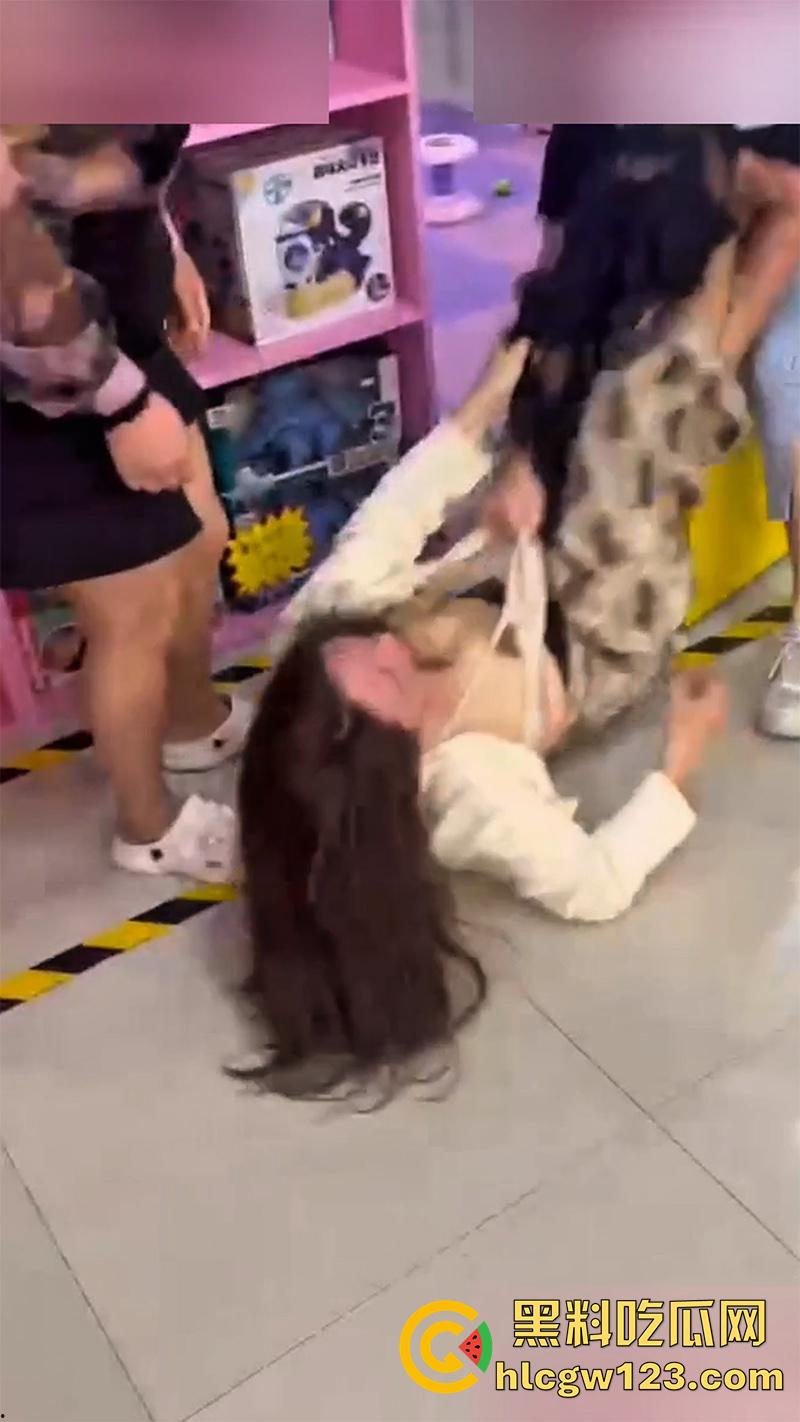 低胸妆小三在美甲店，被情夫正室手撕暴揍，这小三骚得像夜店头牌，吊带当场被扯烂太刺激了！-7