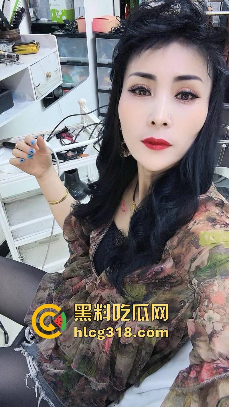 内蒙黑丝理发店老板娘【独领理发店】，离婚后快手擦边穿诱人丝袜卖骚，约炮体育生爆操骚穴！-3