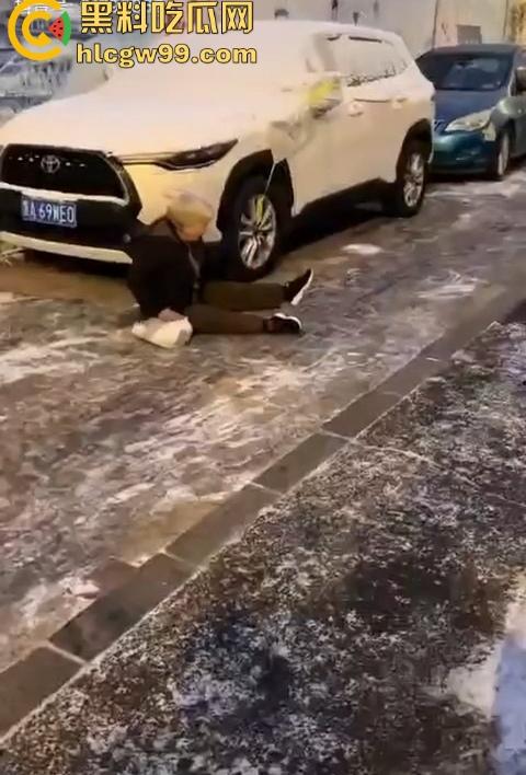 老奶奶摔倒无人敢扶，黑龙江街头上演最扎心一幕，路人害怕惹麻烦直接拒绝让我过个好年！-1