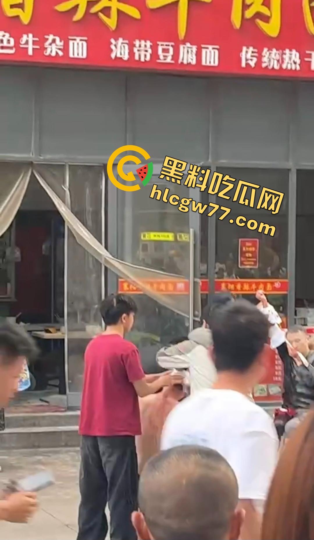 襄阳香辣牛肉面店惊爆刀仔砍人大戏！只因美团欠外卖小哥2000块，进美团部门狂砍同事，直接断手！-3