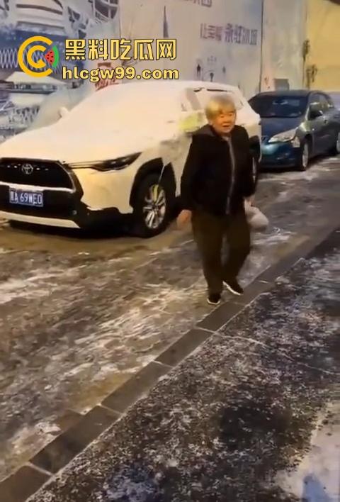 老奶奶摔倒无人敢扶，黑龙江街头上演最扎心一幕，路人害怕惹麻烦直接拒绝让我过个好年！-8
