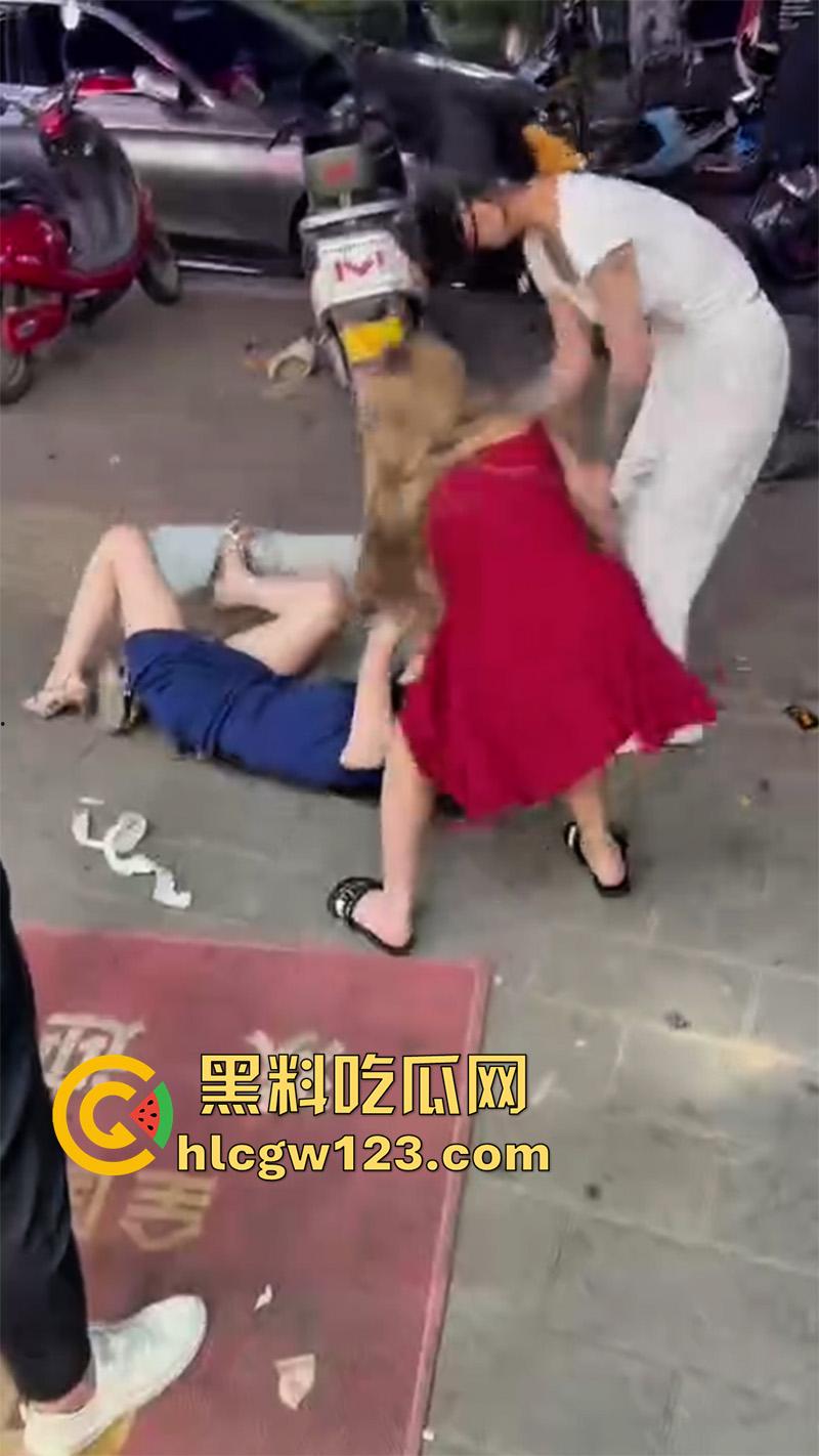 河南街拍女人打架，俩连衣裙性感闺蜜骚鸡，因客人大打出手，当街殴打对骂一群男人围观-5