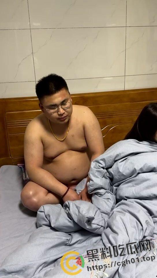 罕见！坐而论道式捉奸 丈夫带人捉奸淫妇 被小三讲道理 哥们佛学院毕业的吧-2