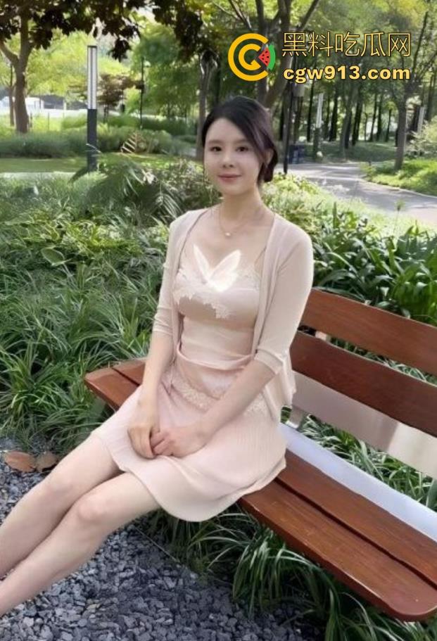 狠操饥渴难耐风骚婶婶，今天终于等到机会，猛插后入无套内射，骚穴白浆决堤涌出！-2