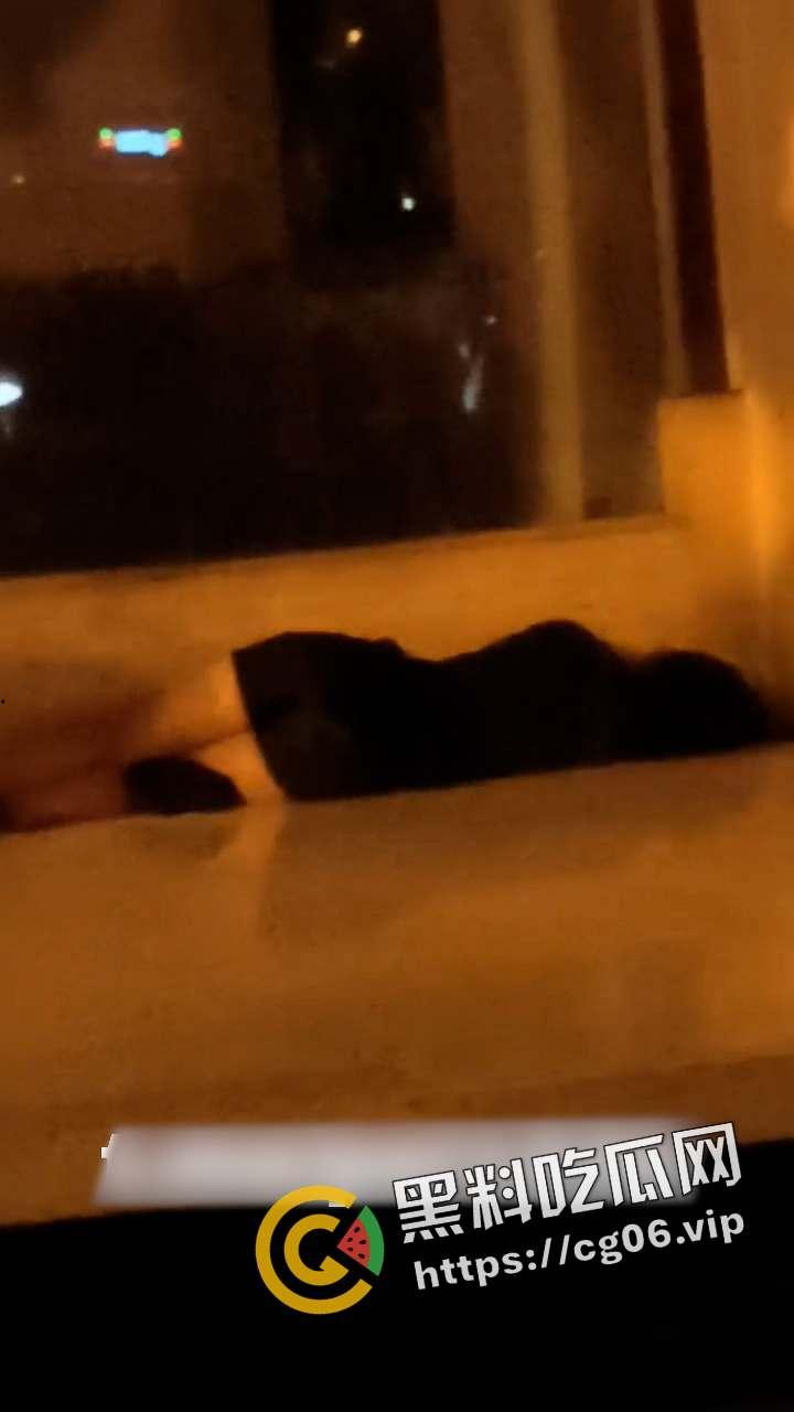 绵阳车友酒吧门口撞见精神小伙捡尸现场 醉酒女孩要被轮奸了 直接报警正义执行-1