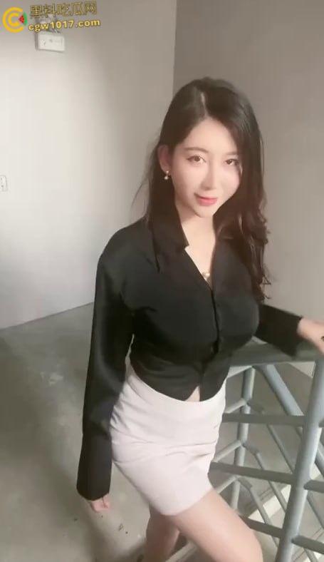 抖音巨乳网红【李雅】，趁着醉酒的闺蜜强推闺蜜老公，主动脱衣口交深喉，闺蜜醒来后十分眼红，为了大屌争宠 ！-4