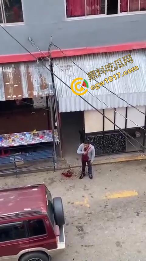 国外男子竟当街自残，刀割喉咙鲜血四溅，群众惊恐围观，男子倒地不省人事，惨烈一幕令人心悸胆战！-3