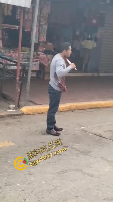 国外男子竟当街自残，刀割喉咙鲜血四溅，群众惊恐围观，男子倒地不省人事，惨烈一幕令人心悸胆战！-7