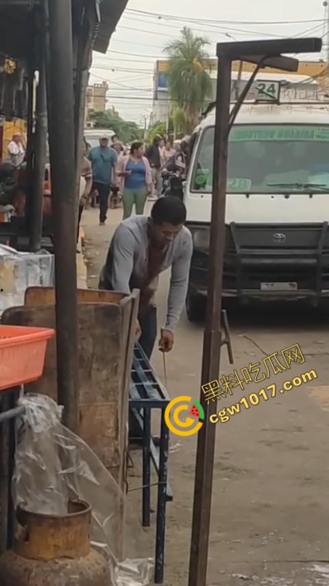 国外男子竟当街自残，刀割喉咙鲜血四溅，群众惊恐围观，男子倒地不省人事，惨烈一幕令人心悸胆战！-9