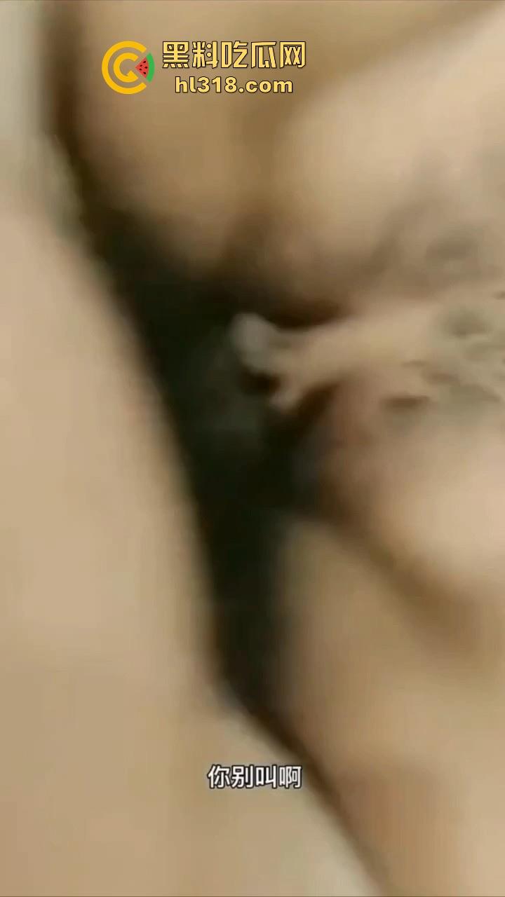 情侣做爱为寻刺激给女闺蜜打电话，无法控制的呻吟声，边跟其聊天边插，还问要不要来3P，极其淫荡！-2