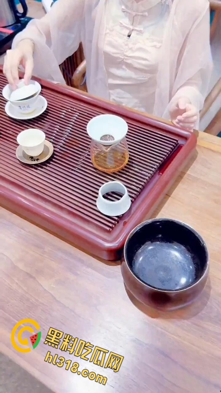 喝茶是假，跟妹妹男欢女爱才是真，茶桌掀开妹妹肚兜，粉嫩白虎美乳性感诱人，按在桌子上疯狂输出 !-1