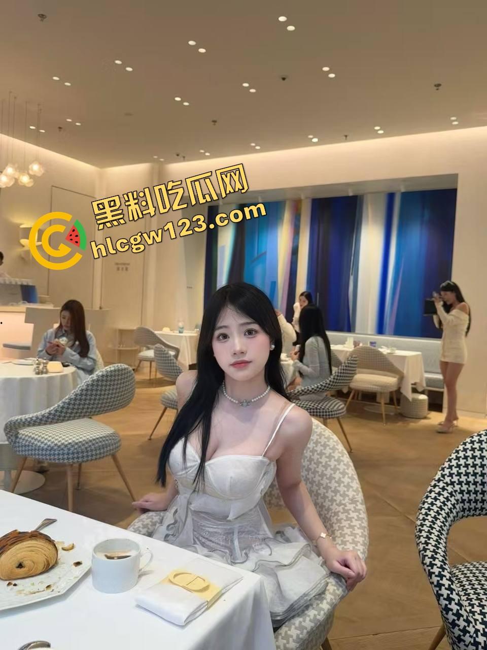 高清特写淫荡母狗五指齐插逼眼 屁眼逼眼轮番轰炸 大屌横冲直撞喷翻半盆淫水 全程高潮抽搐尖叫像鬼上身！-3