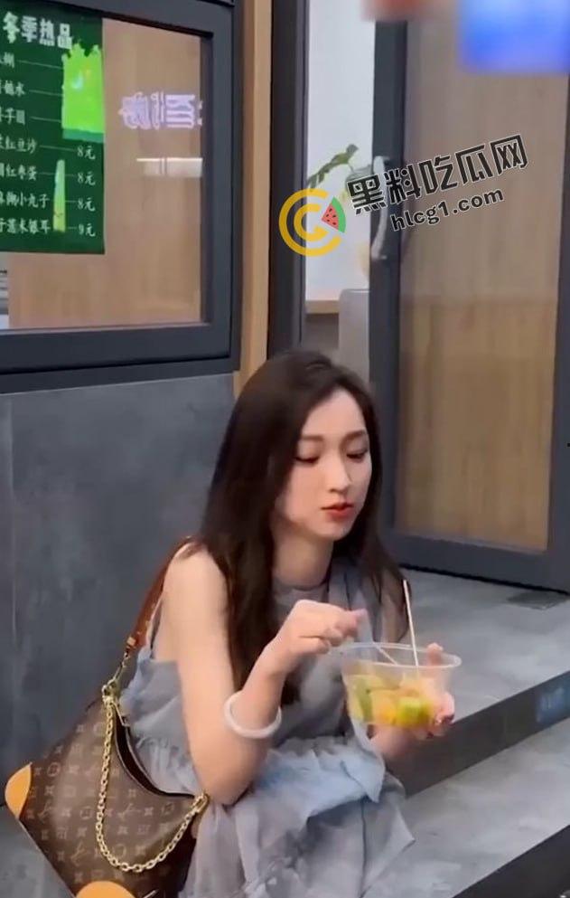 京爷豪掷30万买小米SU7 只为操极品长腿辣妹人妻女销售 无套内射视频曝光！-1