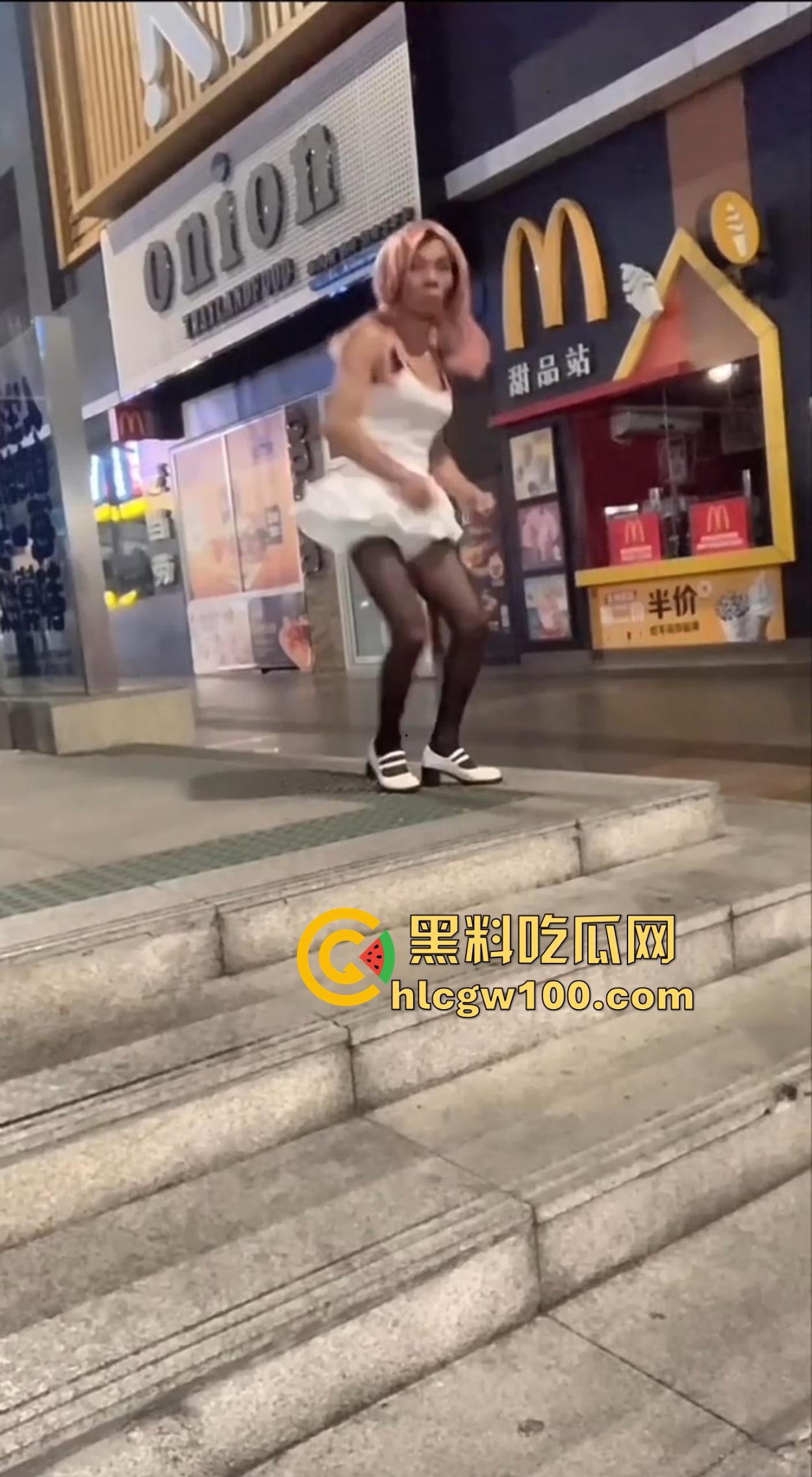 麦当劳门口深夜骚动，六旬大爷黑丝短裙深夜热舞震惊全网，粉发短裙辣眼睛，这套餐真难下嘴谁吃得下这道硬菜？-11