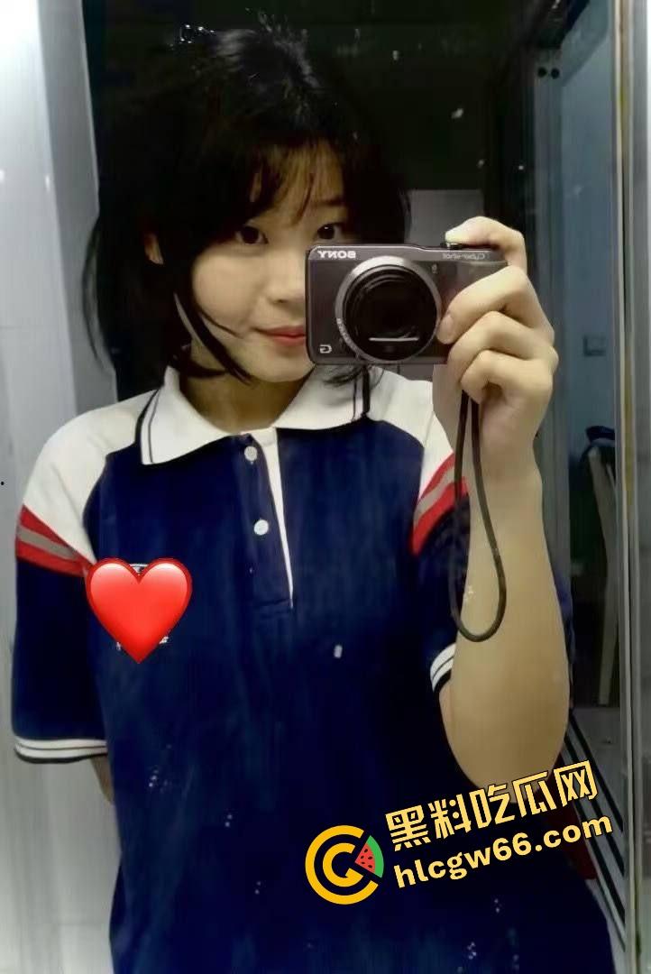 冷白皮美乳骚货【瑶瑶】居家骚拍流出，一线天粉嫩鲍大开展示，掰逼喷水娇喘连连，求干求灌精！-4