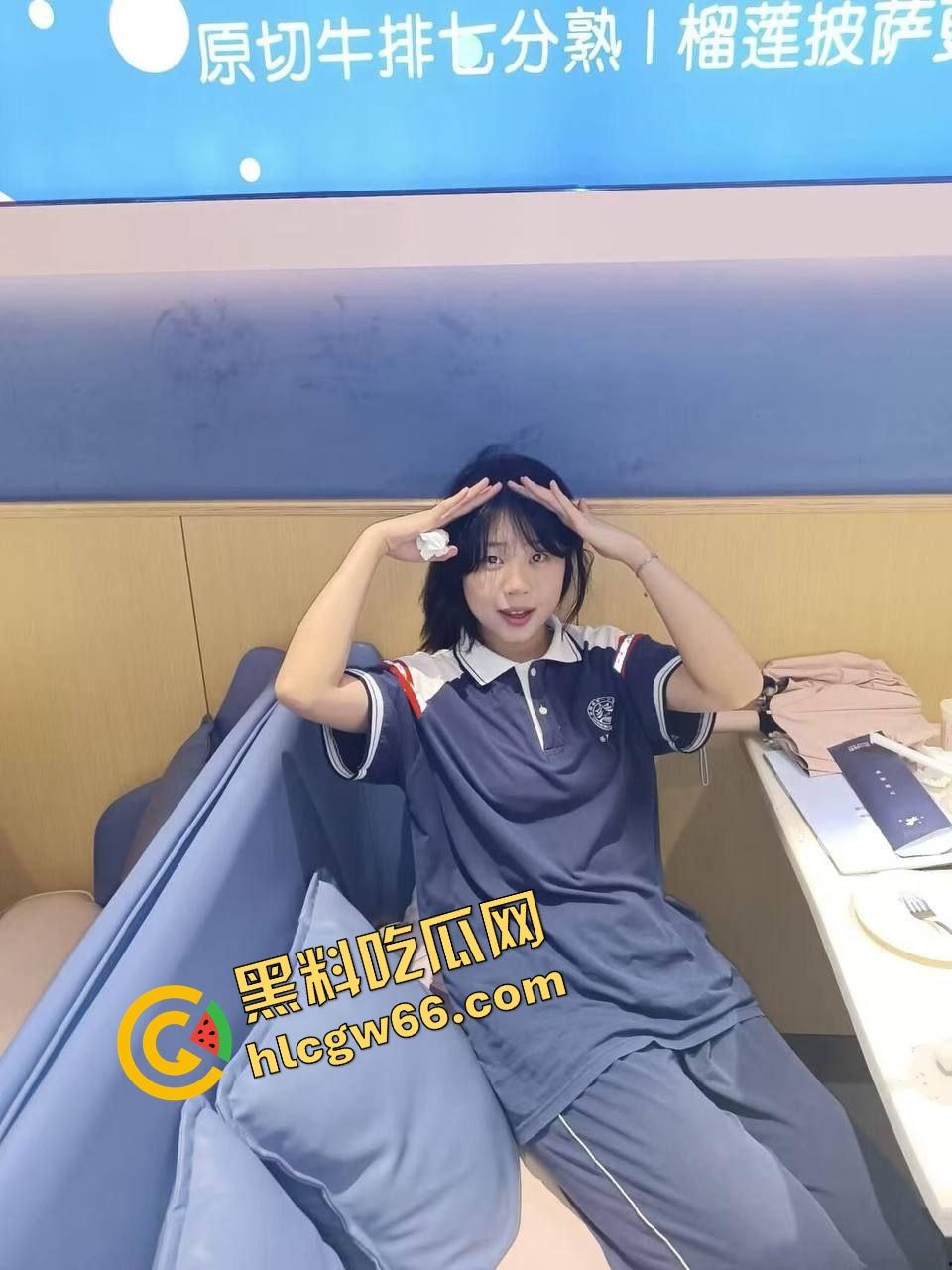 冷白皮美乳骚货【瑶瑶】居家骚拍流出，一线天粉嫩鲍大开展示，掰逼喷水娇喘连连，求干求灌精！-5