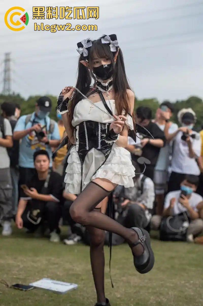 广州萤火虫漫展惊现真空上阵 一Coser不穿内裤现身，引摄影师蜂拥狂拍，正面视频曝光！-8