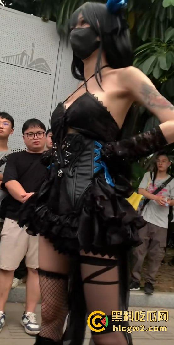 广州萤火虫漫展惊现真空上阵 一Coser不穿内裤现身，引摄影师蜂拥狂拍，正面视频曝光！-10