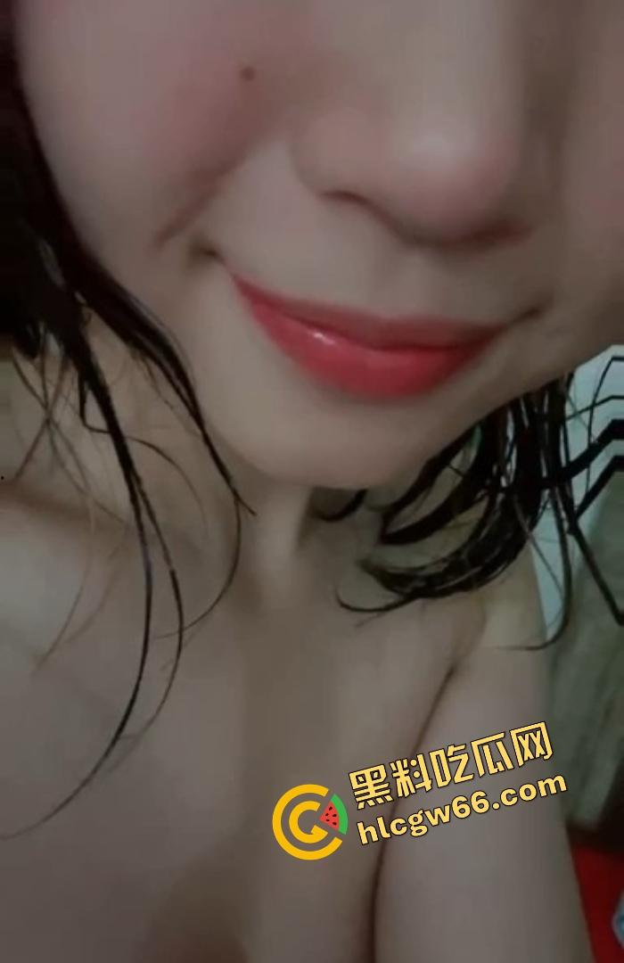 冷白皮美乳骚货【瑶瑶】居家骚拍流出，一线天粉嫩鲍大开展示，掰逼喷水娇喘连连，求干求灌精！-17