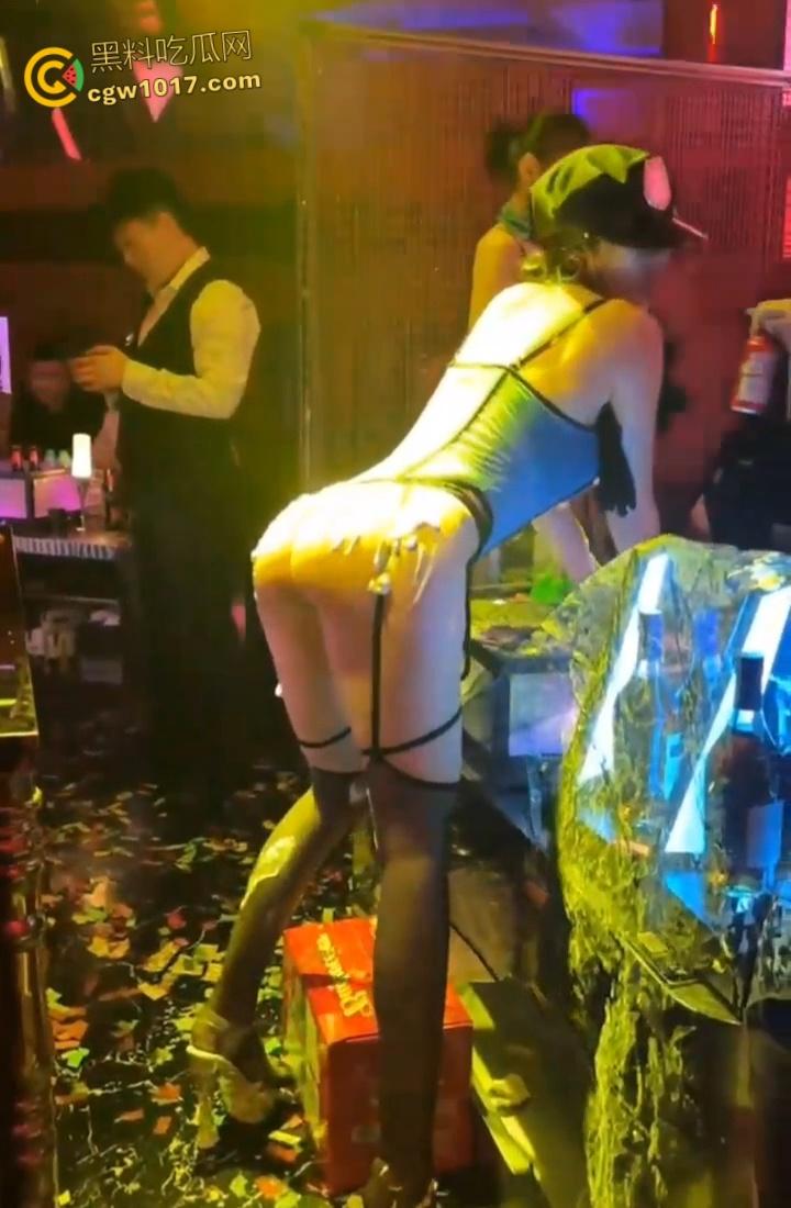 开单狗推酒吧狂爆金币，极品身材性感美女香槟湿身热舞，黑丝翘臀性感诱人，尺度炸裂到极致！-7