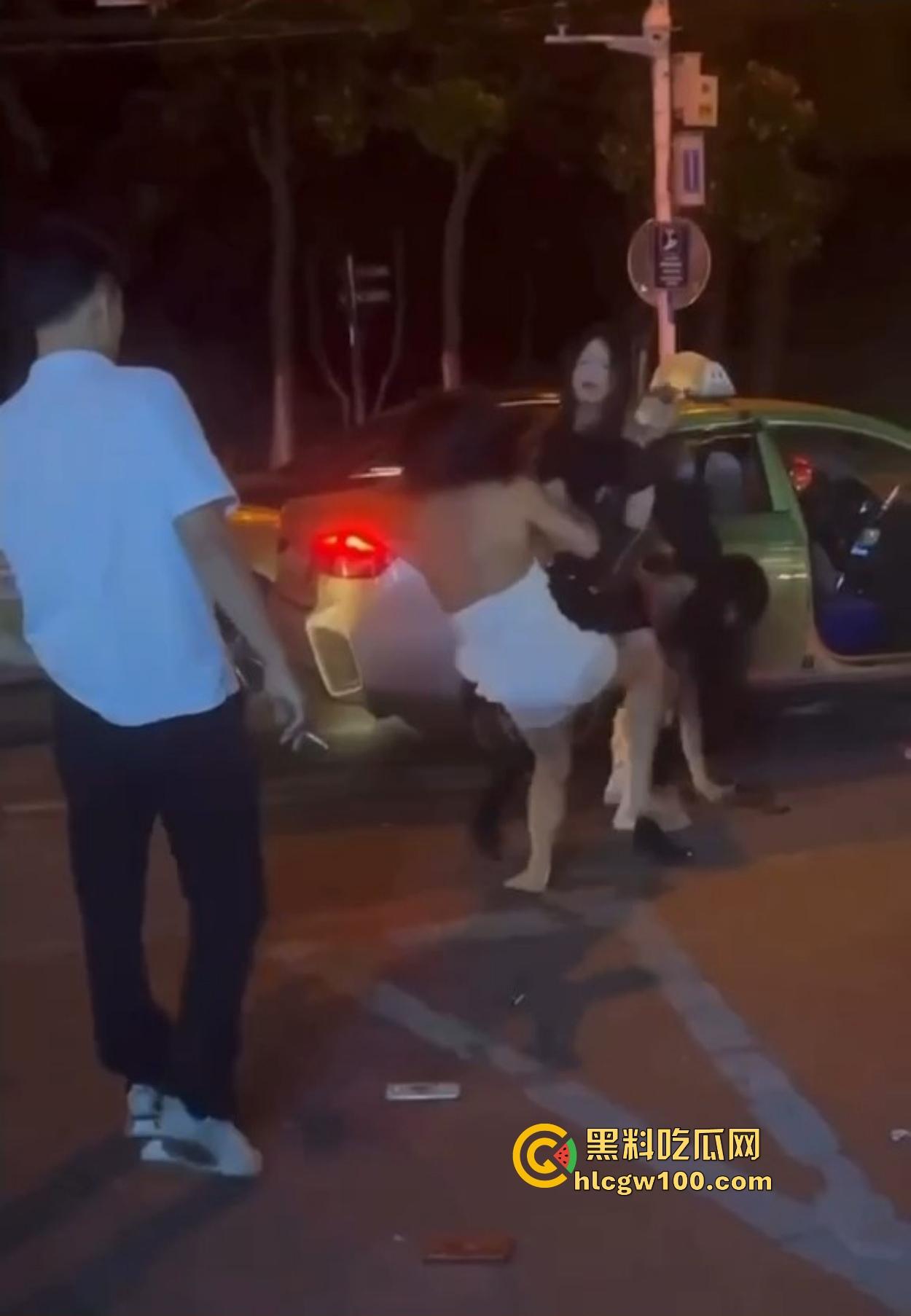 TS街头大战为了抢出租车，小姐姐打得像古惑仔，但声音竟然超出预期，让人笑喷了！-3