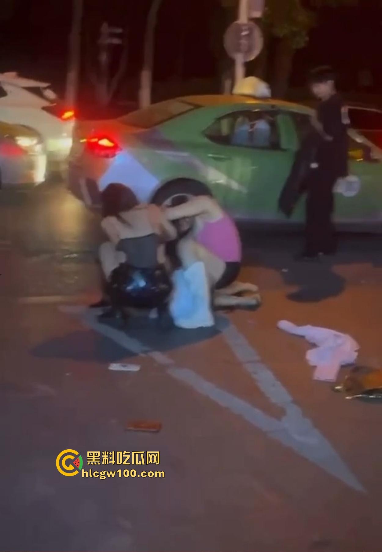 TS街头大战为了抢出租车，小姐姐打得像古惑仔，但声音竟然超出预期，让人笑喷了！-9