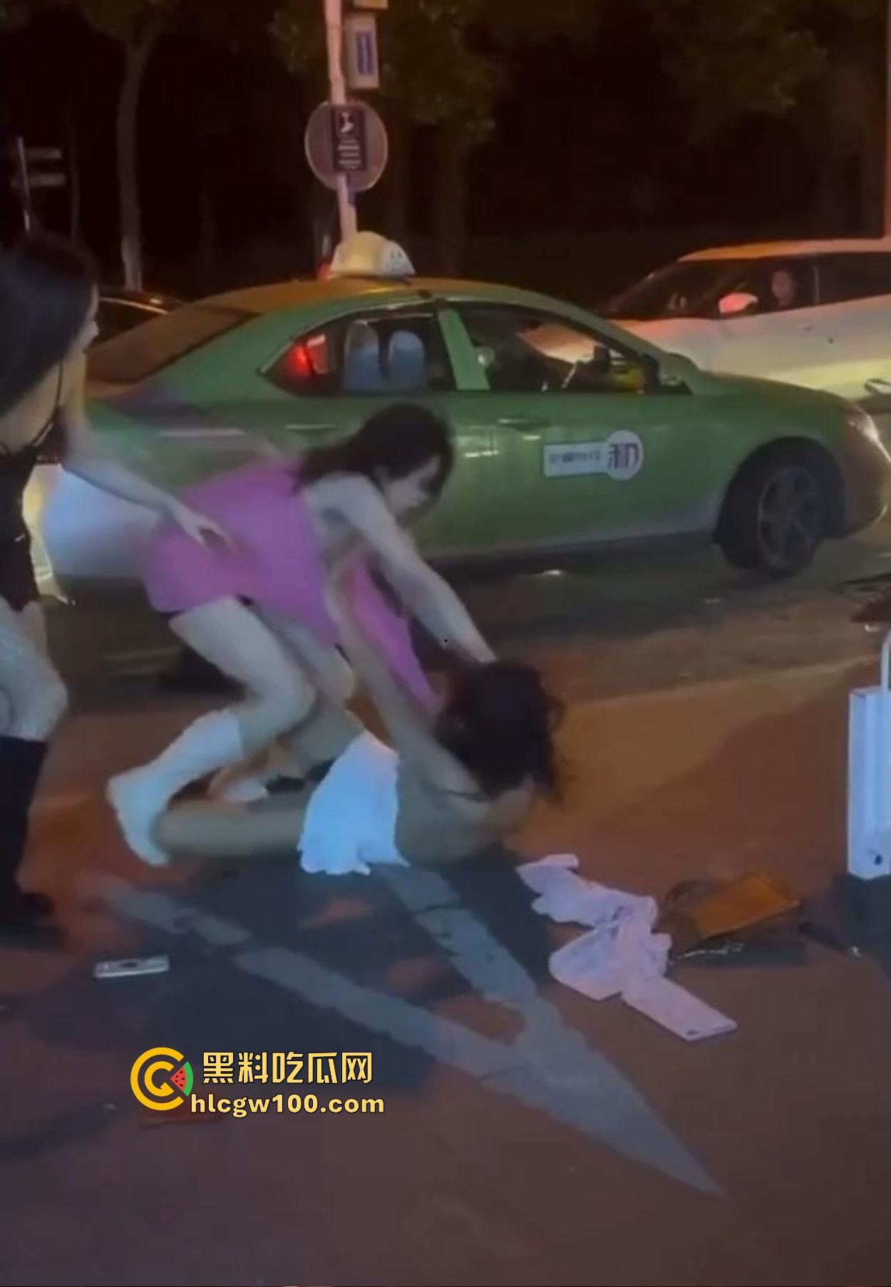 TS街头大战为了抢出租车，小姐姐打得像古惑仔，但声音竟然超出预期，让人笑喷了！-11