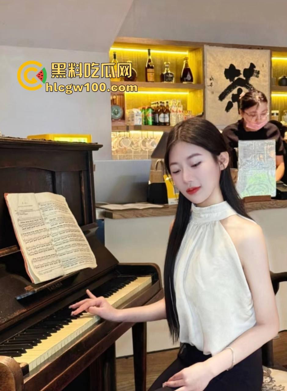 富哥希尔顿酒店大战三骚货 一个鸡巴三张嘴抢着舔 抢不到的母狗直接趴地舔脚 服务拉满谁看了不酸？-4