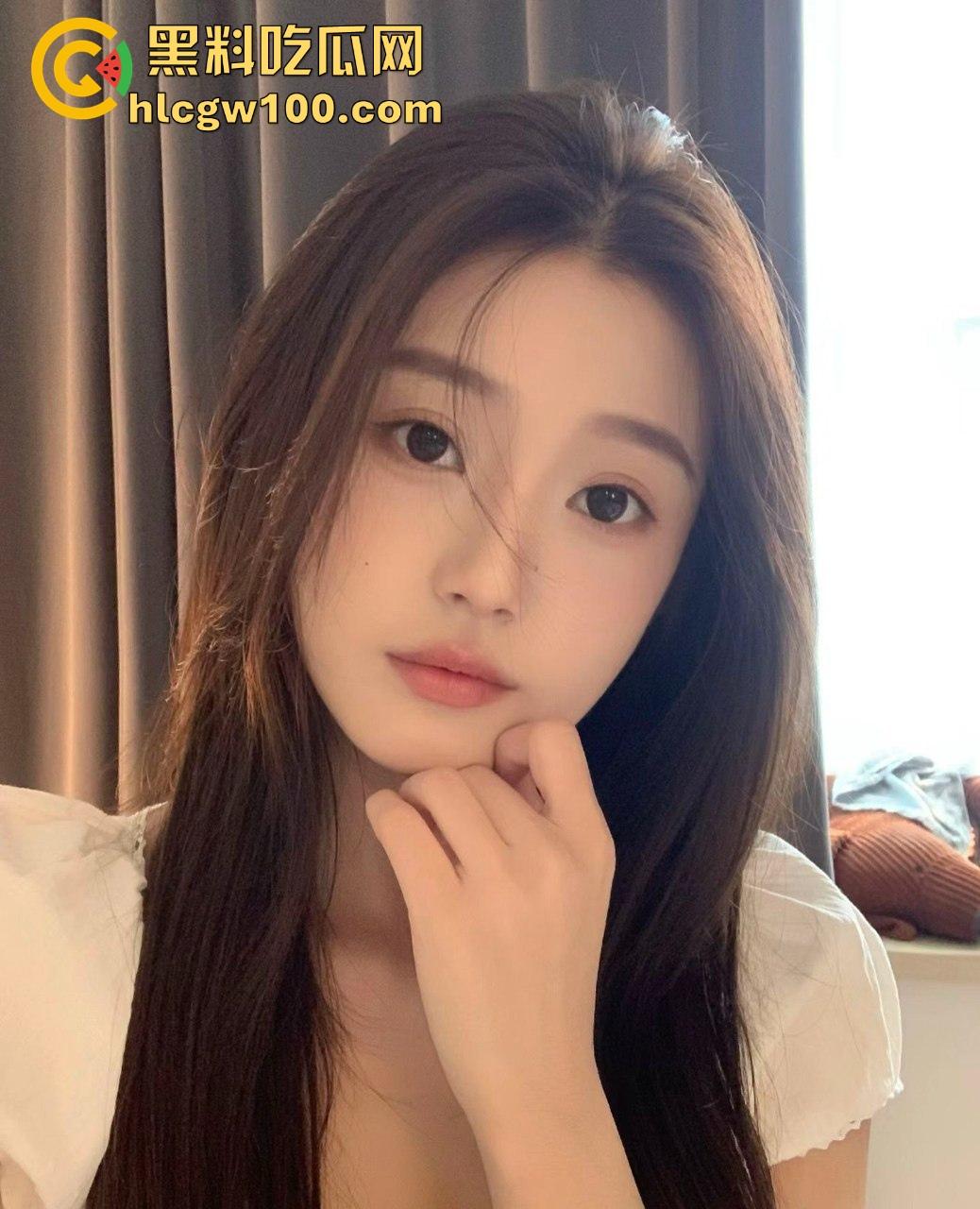 富哥希尔顿酒店大战三骚货 一个鸡巴三张嘴抢着舔 抢不到的母狗直接趴地舔脚 服务拉满谁看了不酸？-6