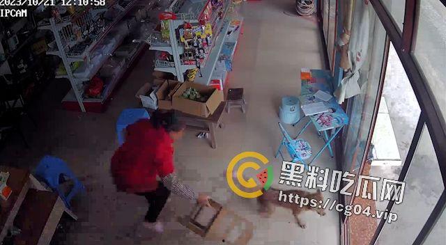 恶犬咬人！遛狗不牵绳 等于狗遛狗  狗首先是畜生 其次才是人类的朋友-6