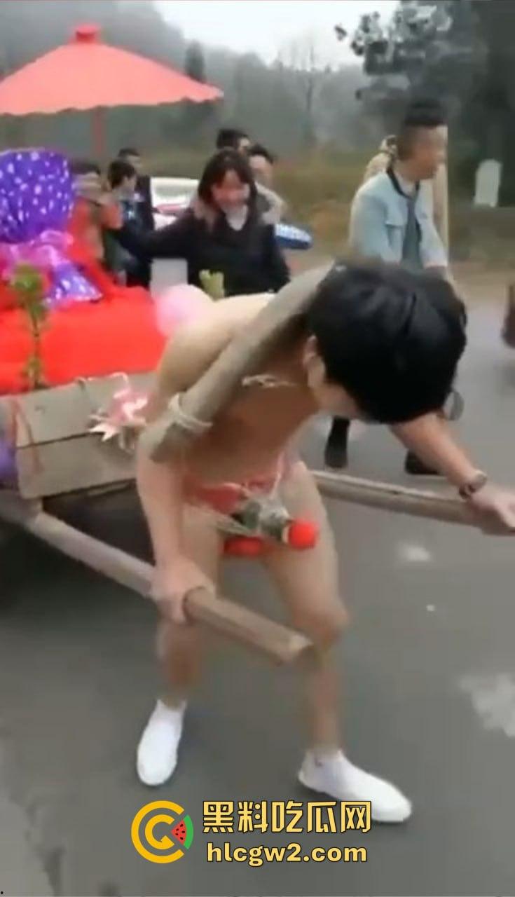 冬天也阻挡不了婚闹骚操作！新郎光着身子拉新娘，挡部麦克风延长到笑裂！-3