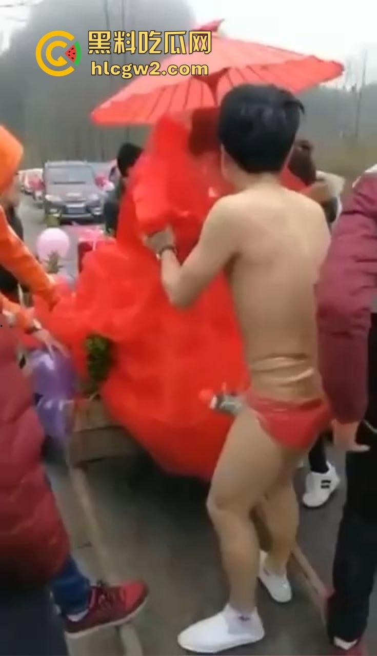 冬天也阻挡不了婚闹骚操作！新郎光着身子拉新娘，挡部麦克风延长到笑裂！-7