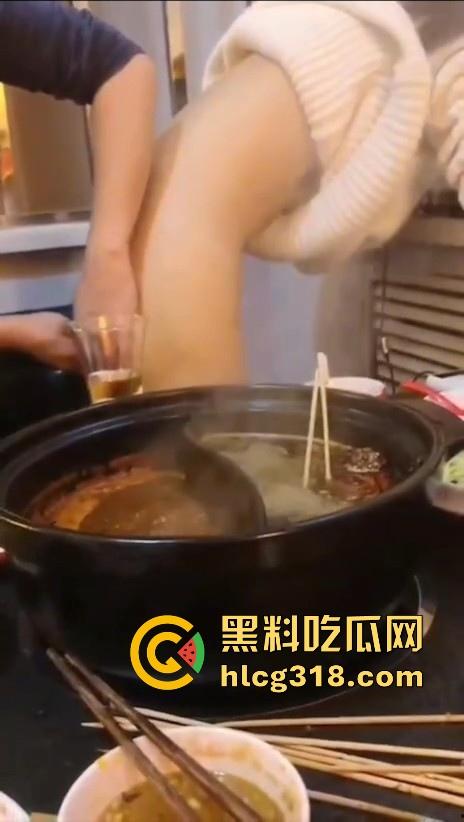 吃火锅吃到一半怎么说喷水就喷水啊！色情男女边吃火锅边抠穴，淫水横飞四溅，还是城里人会玩！-4