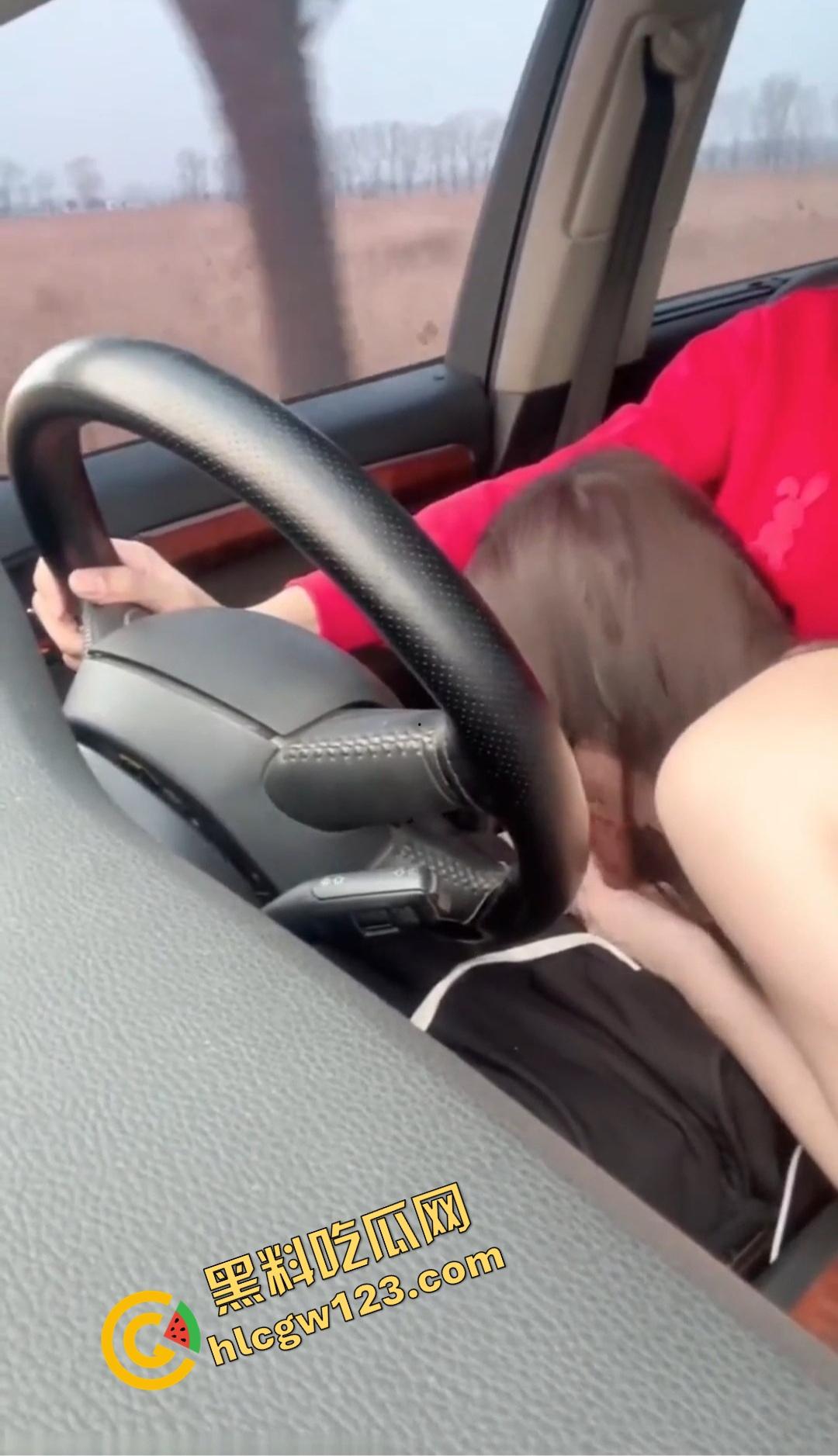 黑丝骚妹车震爽到疯，边开车边自慰喊操我，人来车往照样喷水，主动跳车求操，骚得一匹！-8