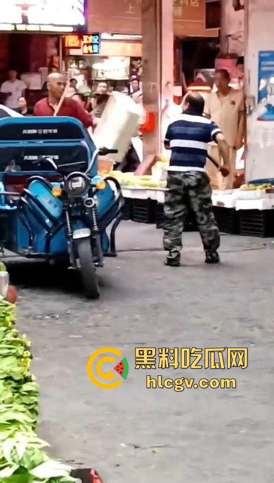 广东菜市场两个加起来100岁的大爷大妈打得不亦乐乎！年纪不小了火气还挺大！-1