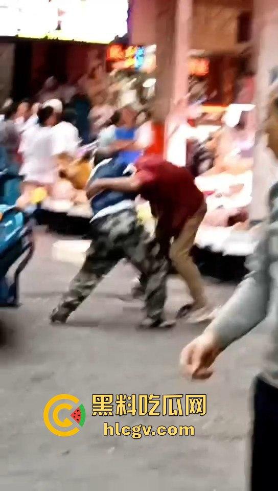 广东菜市场两个加起来100岁的大爷大妈打得不亦乐乎！年纪不小了火气还挺大！-4