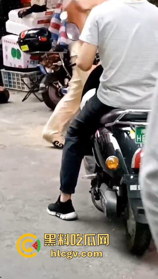 广东菜市场两个加起来100岁的大爷大妈打得不亦乐乎！年纪不小了火气还挺大！-9