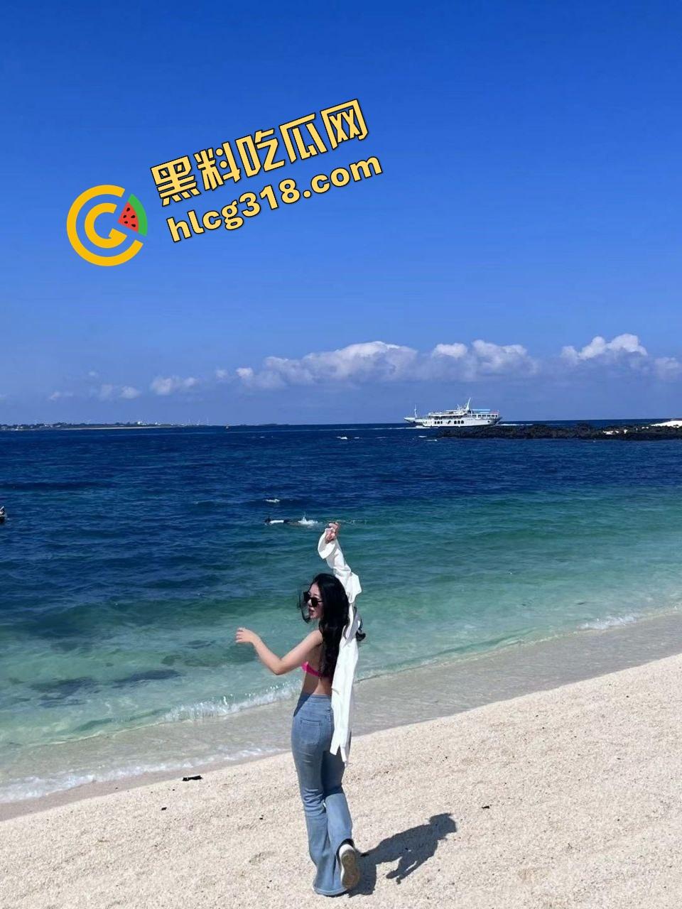 富家千金变下贱母狗，情趣女仆装一上身，只会舔鸡巴钻桌底衣服越少，穿着丝袜舔地板还抢着叫爹！-2