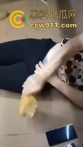 低俗直播惩罚！快手女主播连麦pk，败者惩罚榴莲皮扎逼，助手拿着拖鞋用力猛敲，看得人都觉得疼！-2