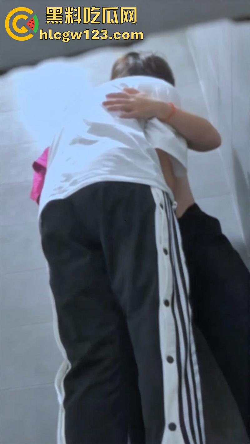 冒死偷拍女厕激情一幕，女同情侣厕所扣穴，还装着有鸡巴顶几下，既然需要找根鸡巴不好么！-2