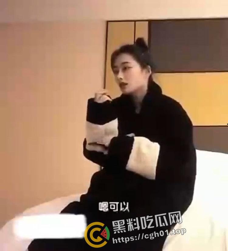 挖呀挖黄老师疑似下海！三万一晚 天价卖逼 小视频流出-1