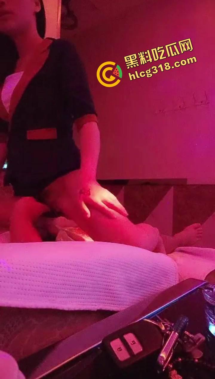 常去正规按摩店挑熟练技师，没想到这次技师小妹被我撩到神魂颠倒，冒险直接骑上我的大鸡鸡！-8