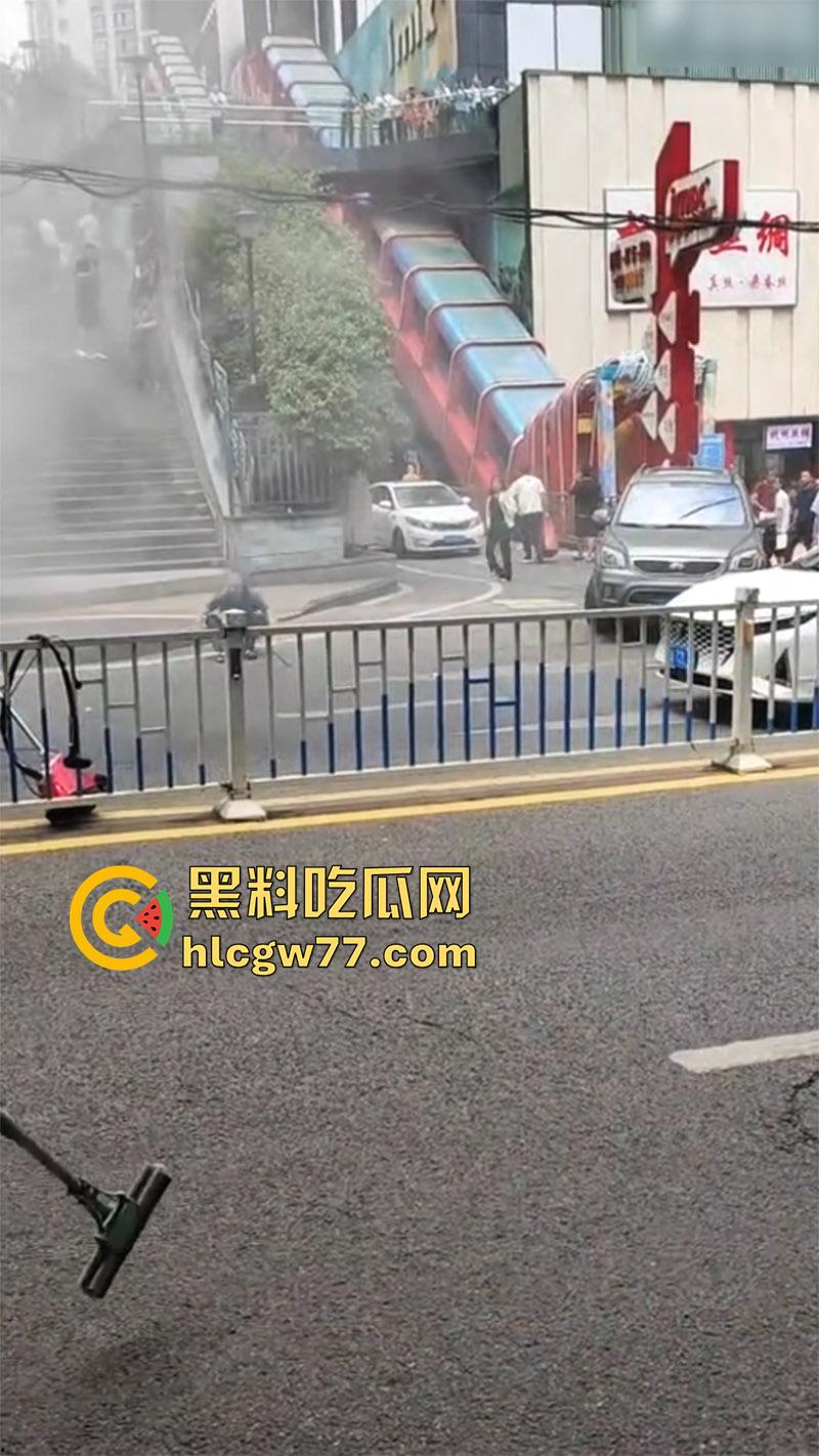 震惊！重庆爆发动乱！男子自驾当街点燃摩托车 持械伤人堪比美国大片 这是疯了么？-4