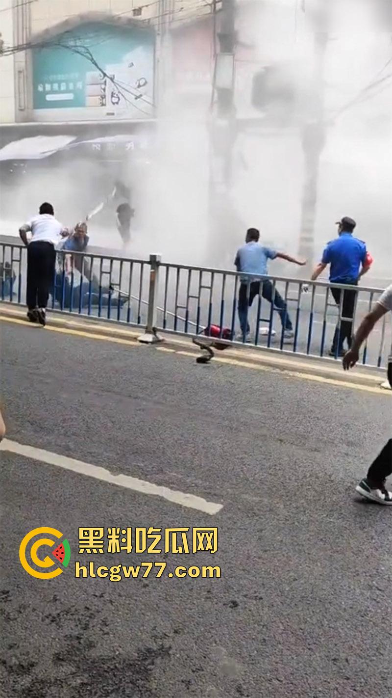 震惊！重庆爆发动乱！男子自驾当街点燃摩托车 持械伤人堪比美国大片 这是疯了么？-7