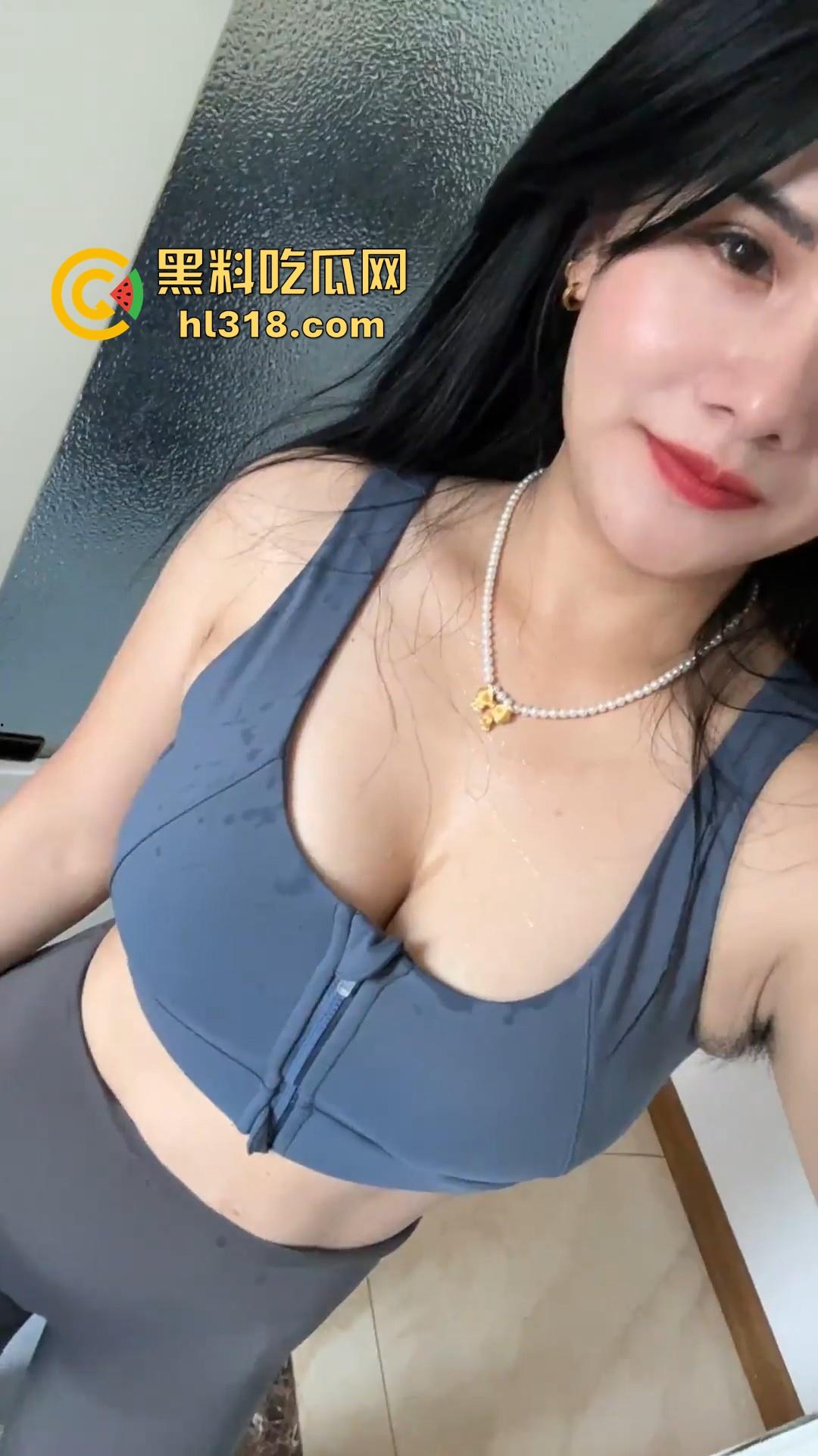 抖音超美气质人妻【木瓜宝妈】收费定制福利曝光，性感辣妈身材火爆，浑圆巨乳性感诱人，自慰放尿淫荡至极！-4